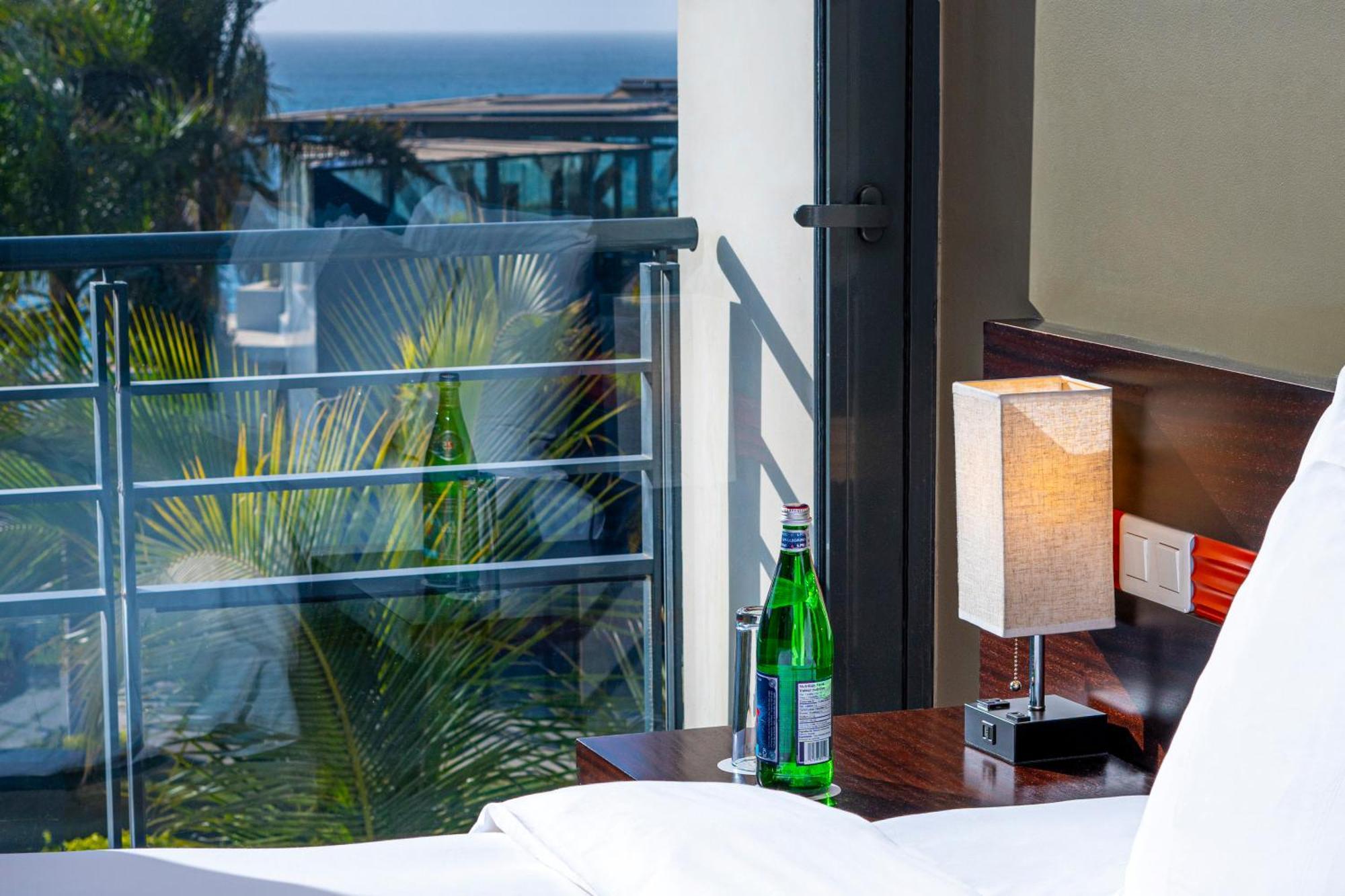 Noom Hotel Dakar Sea Plaza, A Member Of Radisson Individuals ภายนอก รูปภาพ A room at the Hilton San Diego Bayfront